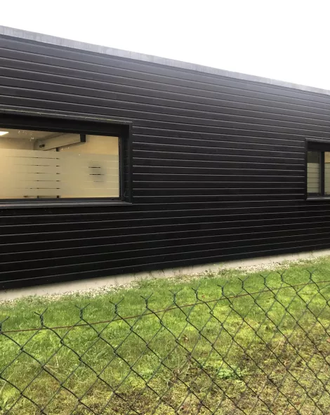 Vue d’une fenêtre de bâtiment avec grillage autour